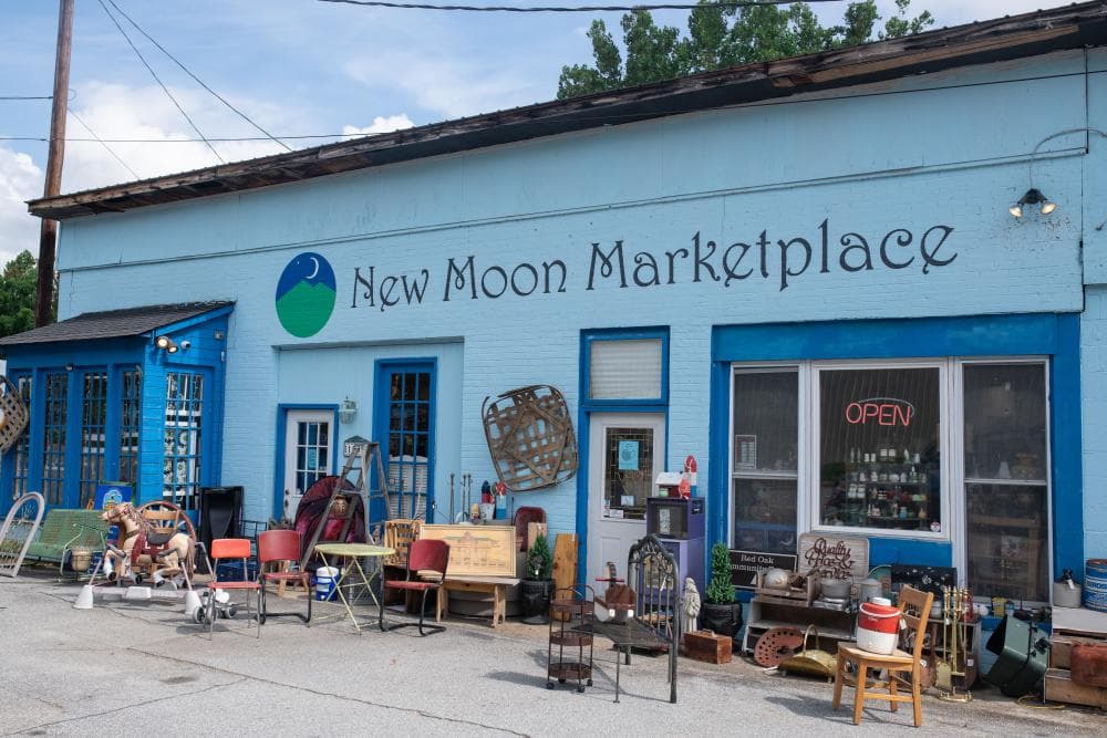 Exterior photo of New Moon Marketplace Exterior photo of New Moon Marketplace