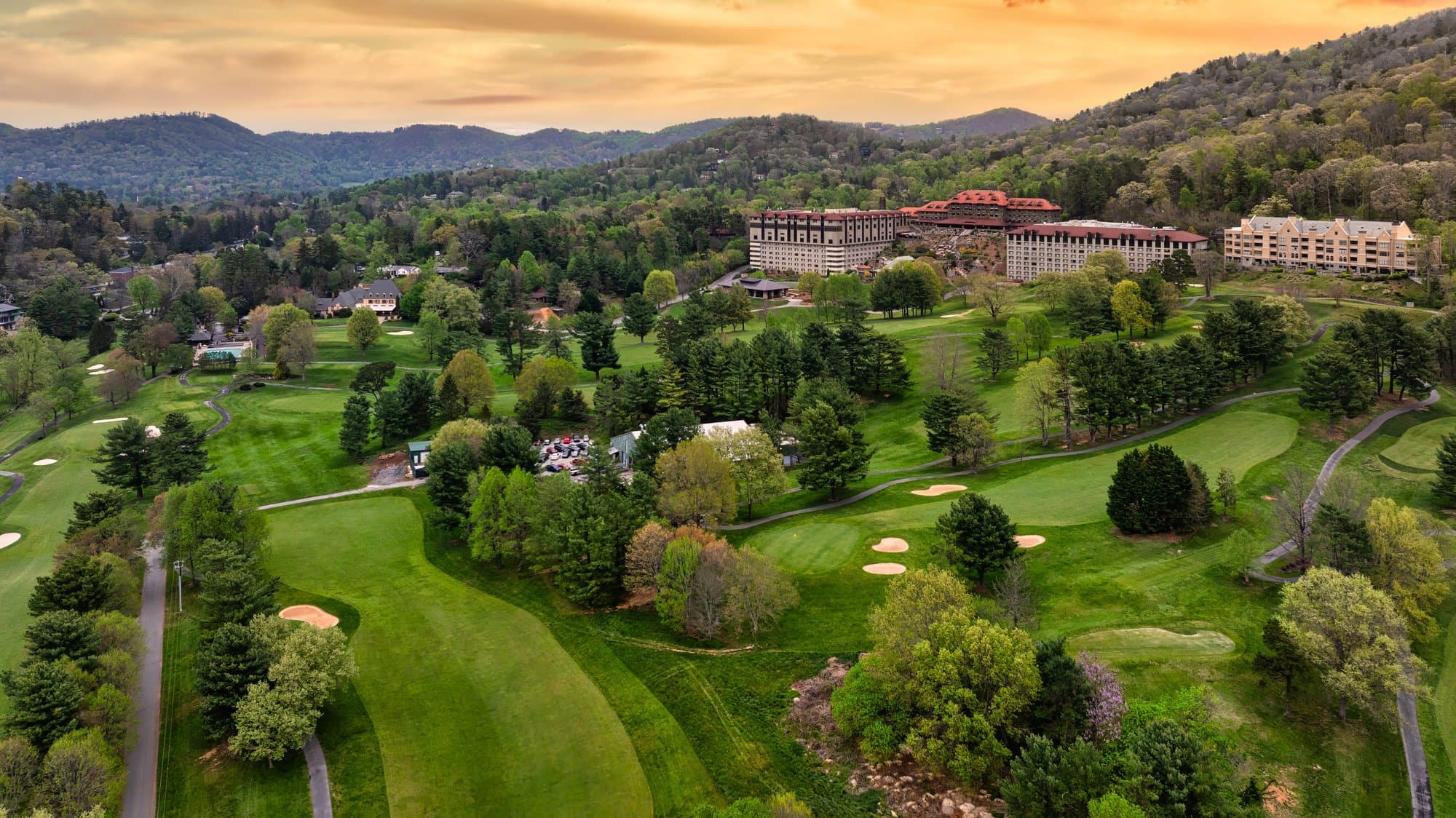 Hotels & Resorts The Omni Grove Park Inn / Photo: Reggie Tidwell